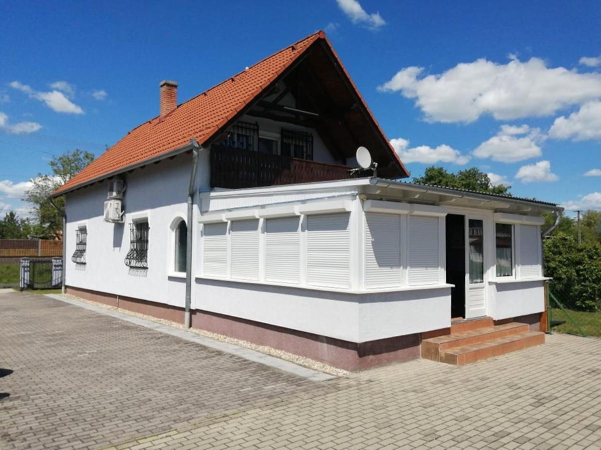 Schoenes Ferienhaus Mit Grossen Pool 250 M Vom Balaton Balatonmariafurdo Exterior foto