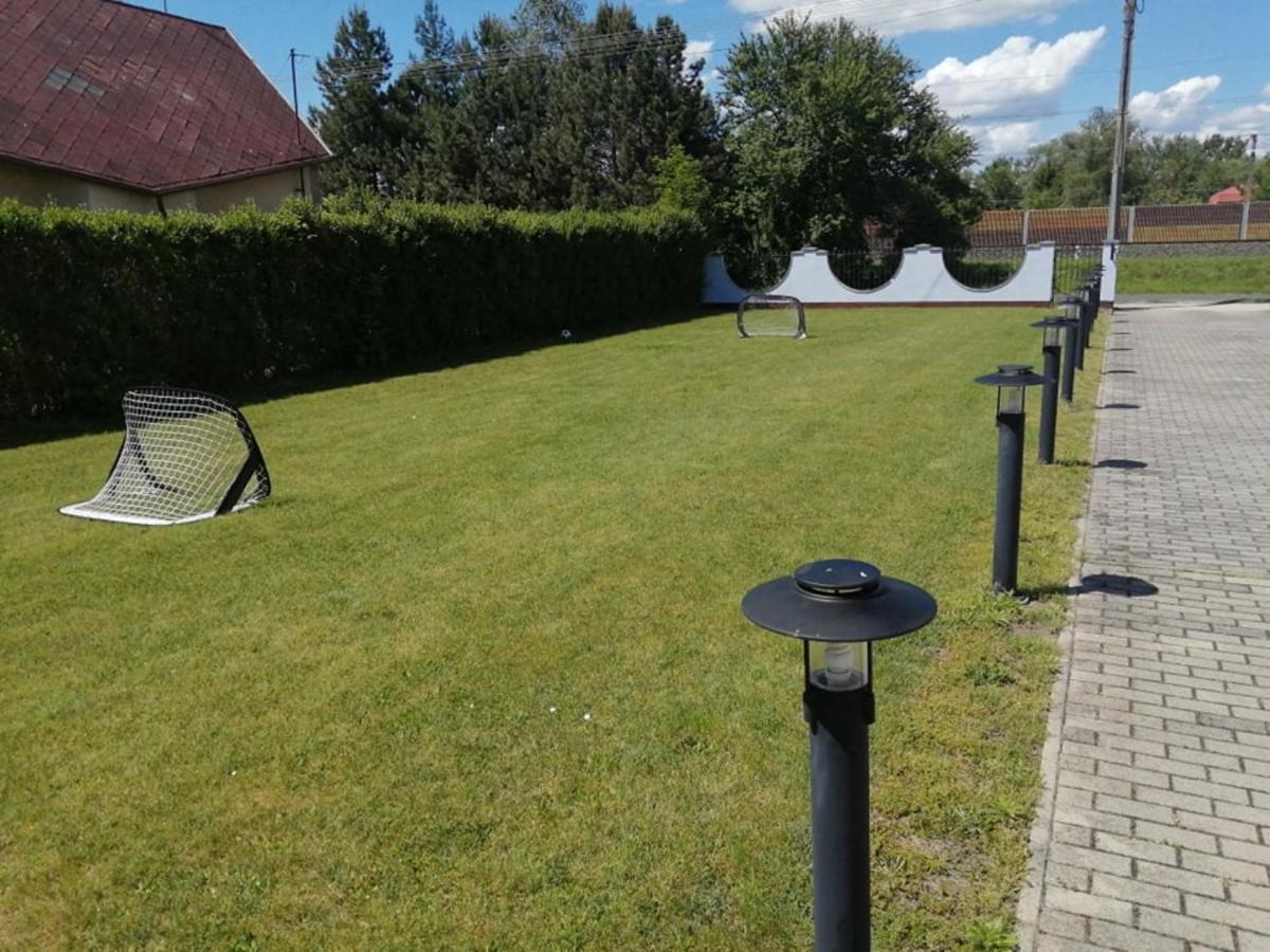 Schoenes Ferienhaus Mit Grossen Pool 250 M Vom Balaton Balatonmariafurdo Exterior foto