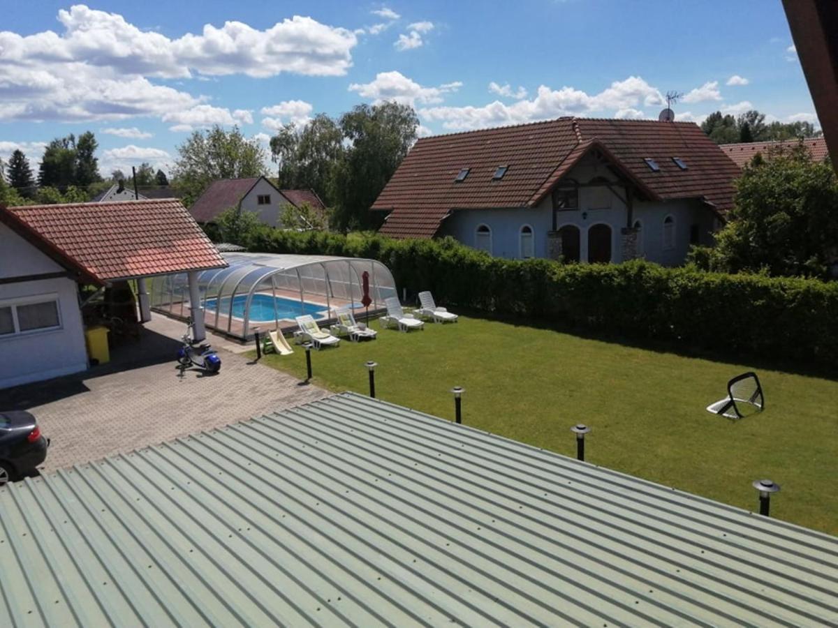 Schoenes Ferienhaus Mit Grossen Pool 250 M Vom Balaton Balatonmariafurdo Exterior foto