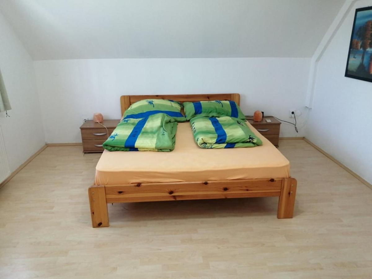 Schoenes Ferienhaus Mit Grossen Pool 250 M Vom Balaton Balatonmariafurdo Exterior foto